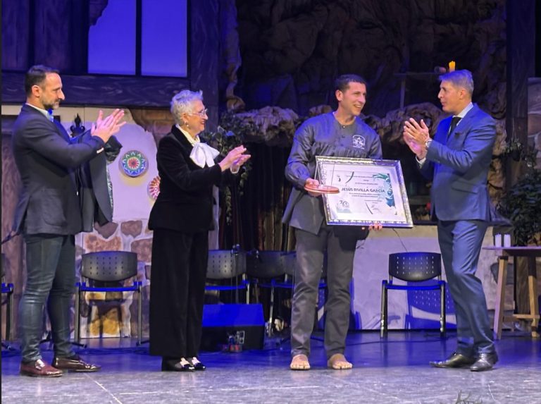 Puertollano: Jesús Rivilla recibió el Premio Chambra en el Festival organizado por la Asociación Folclórica Fuente Agria
