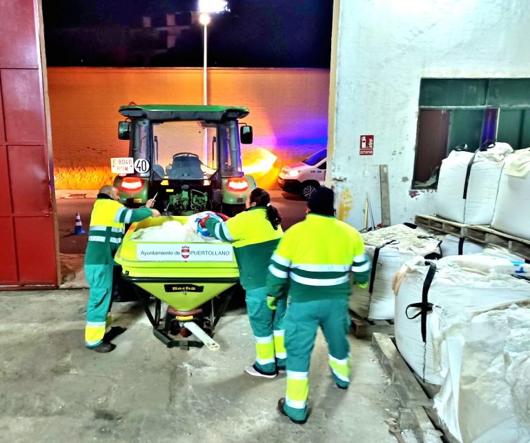 El Ayuntamiento de Puertollano combate las placas de hielo con 3.100 kilos de sal en diversas calles y plazas
