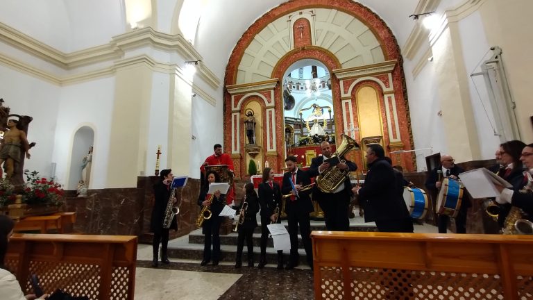 Fuencaliente festejó su “Santo Bastián” y el reparto de panes con lluvia de fondo
