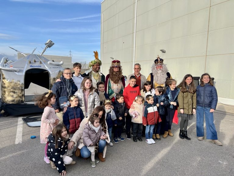 Los Reyes Magos aterrizan en nave espacial en Puertollano y los peques lo flipan