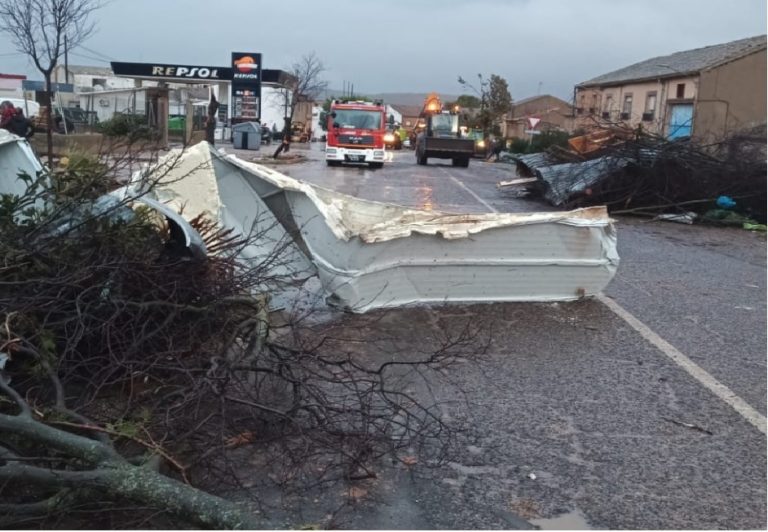 Fuertes rachas de viento causan importantes daños en viviendas y mobiliario de Torre de Juan Abad