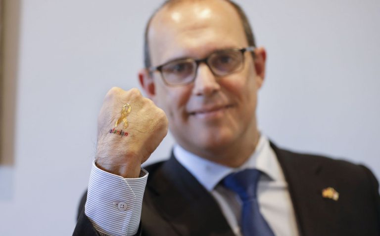 Las Cortes regionales se suman a la campaña #DoradoContraElCáncer de Afanion con motivo del Día Internacional del Cáncer Infantil