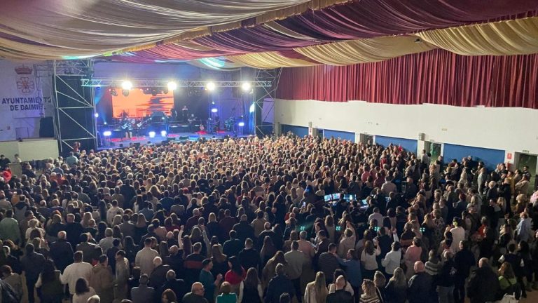 1.400 personas bailan al son de los temas más románticos de El Arrebato en Daimiel