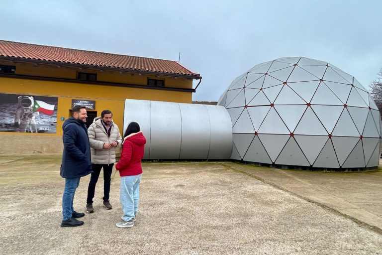 El subdelegado del Gobierno visita Alcoba de los Montes y conoce el Plan de Empleo y su centro astronómico