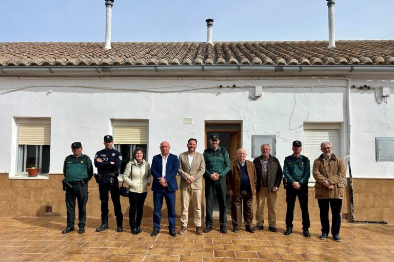 El subdelegado del Gobierno visita la casa cuartel de la Guardia Civil en Aldea del Rey