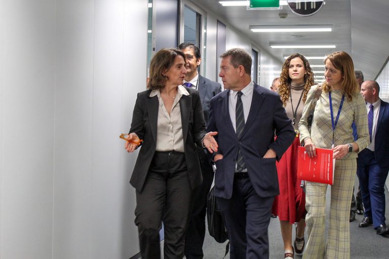 Page reclama a la Unión Europea apoyos para desarrollar la acería verde en Puertollano y la mina de oro y wolframio en Abenójar
