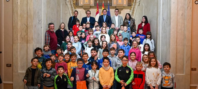 El alumnado del colegio San José de Calasanz de Membrilla visita la Diputación para conocer su riqueza artística y patrimonial