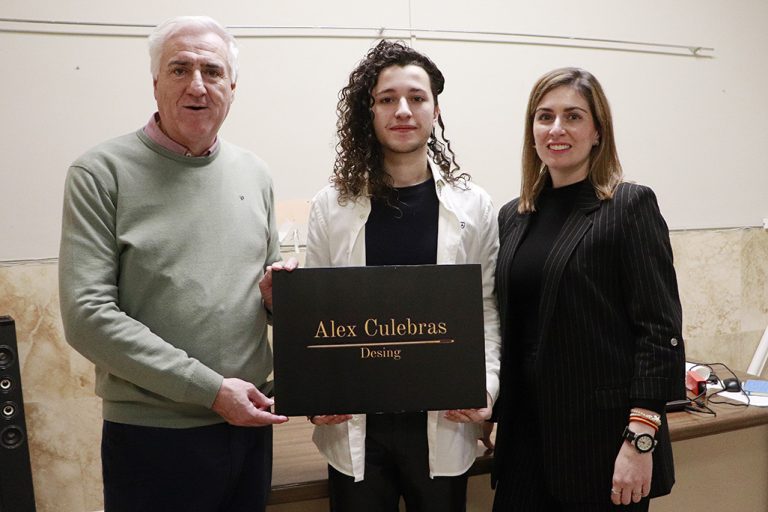 El almodovareño Alex Culebras ultima su exclusiva colección de moda ‘Todo Mal’ que le llevará al Museo del Traje en Madrid