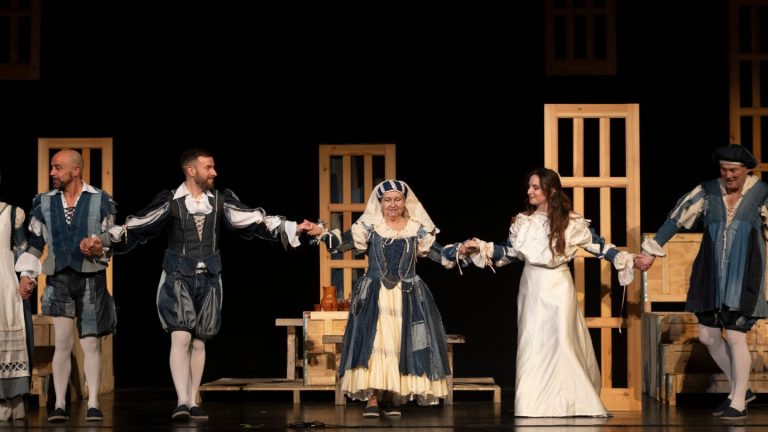 Lazarillo TCE estrena ‘La Celestina’ poniendo en pie al público que llenó el Gran Teatro de Manzanares