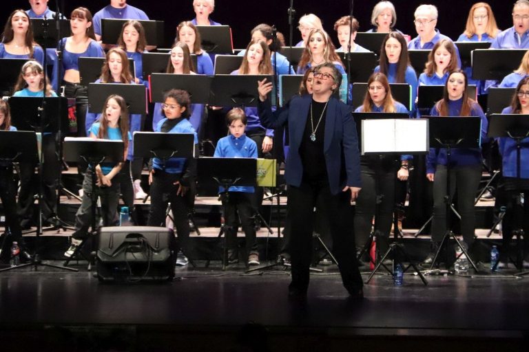 El coro de la Escuela de Música brilló en la gala solidaria de Manos Unidas