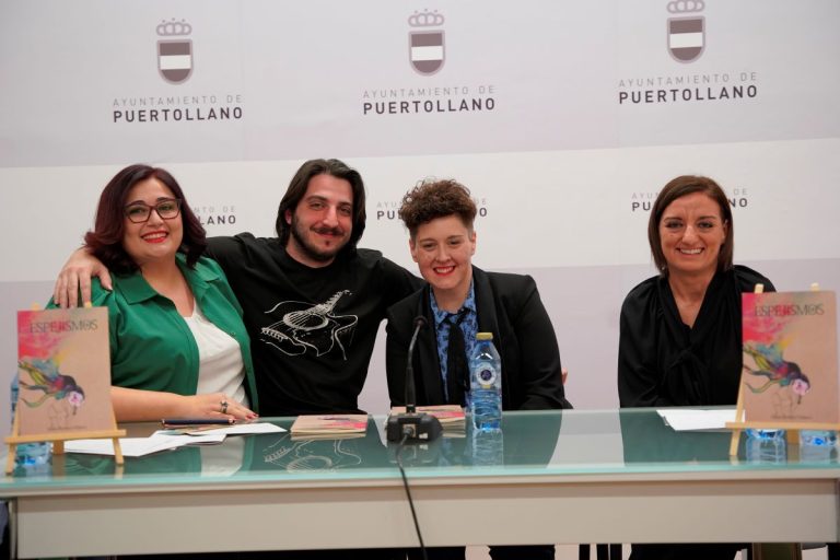 María Romero Velasco emociona con la presentación de su poemario «Espejismos» en Puertollano