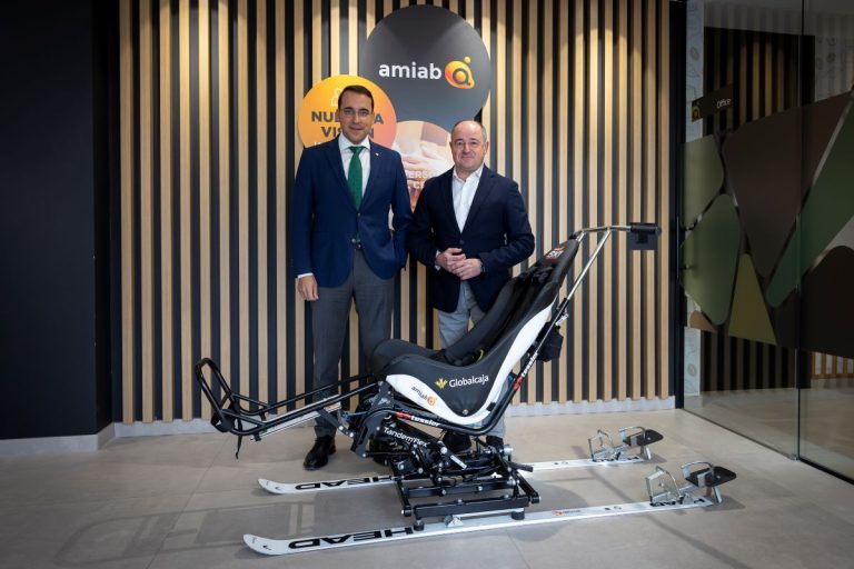 Globalcaja colabora con Amiab para posibilitar la práctica de esquí adaptado a personas con discapacidad