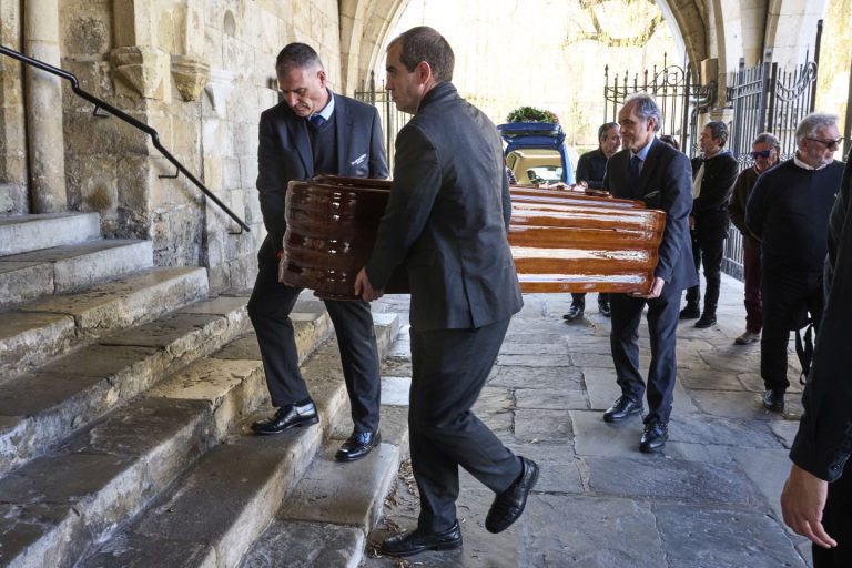 Medio centenar de familiares, amigos y allegados acuden al funeral de Tony Isbert en Santander