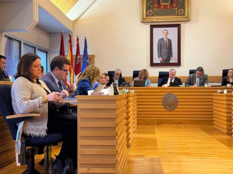El alcalde de Ciudad Real manda al extremo de la bancada a los ediles de Vox en el Pleno tras la ruptura