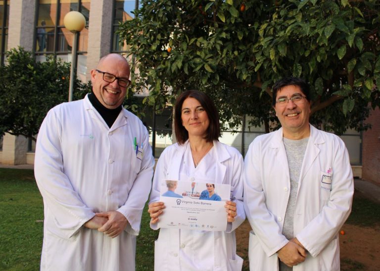 La supervisora de UCAPI y Radiología de la Gerencia de Alcázar de San Juan, Virginia Soto, premiada por su relato sobre los cuidados de enfermería