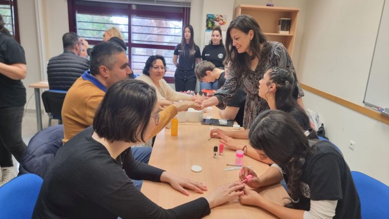 Mayores y personas con discapacidad de Valdepeñas mejoran su autoestima con talleres de cuidado personal