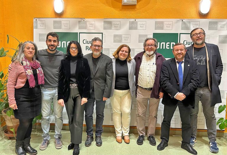 El poeta Juan José Guardia Polaino presentó en la UNED de Valdepeñas su poemario ‘Los exilios de la sangre’
