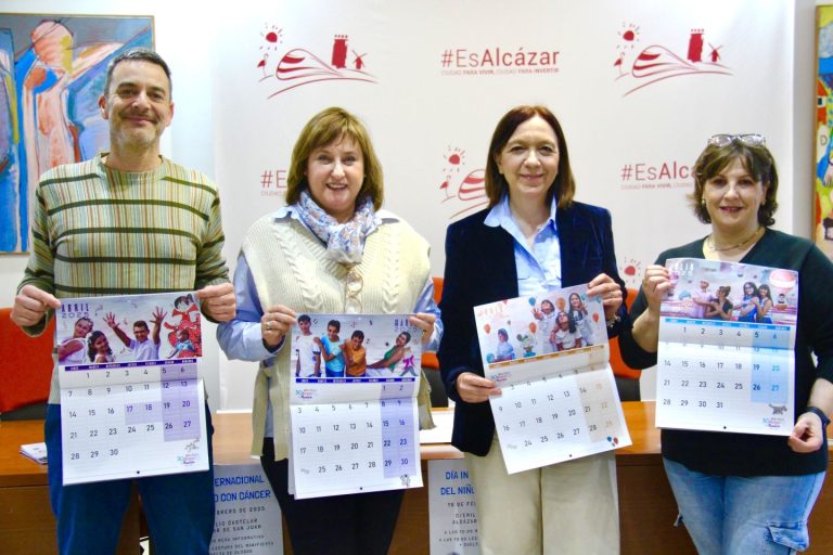 Afanion presenta su calendario solidario ‘30 añazos de ilusión’ en el Ayuntamiento de Alcázar de San Juan