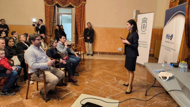 La Escuela de Familias de Ciudad Real alerta sobre los riesgos a los que se enfrentan los menores en Internet