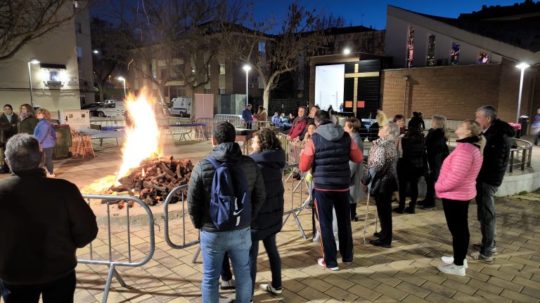 El barrio de Los Ángeles celebra la Candelaria con la tradicional hoguera