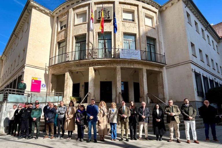 Ciudad Real condena el asesinato de María Dolores con un minuto de silencio en la Subdelegación del Gobierno
