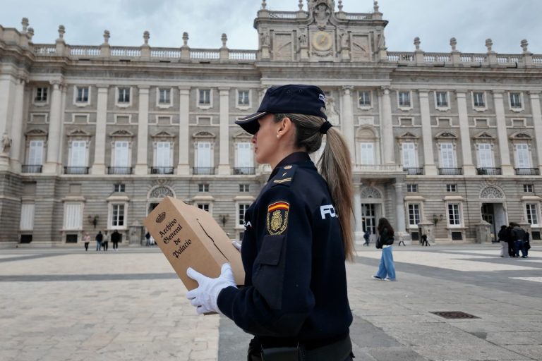 Patrimonio Nacional y Policía Nacional recuperan ocho documentos históricos del Archivo General de Palacio