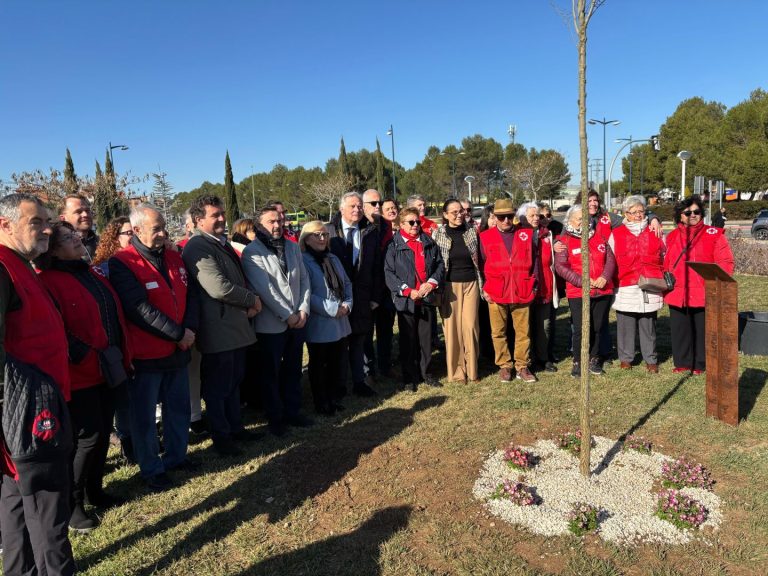Un olmo junto al hospital conmemora el 160 Aniversario de Cruz Roja Española