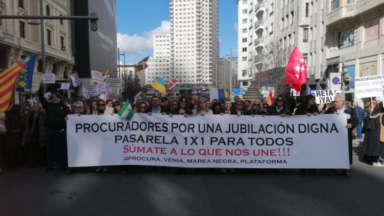 Mutualistas, abogados, procuradores e ingenieros claman en Madrid por pensiones justas