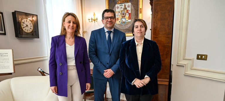 Valverde reafirma el compromiso de la Diputación con la continuidad de las becas a estudiantes internacionales en Almadén