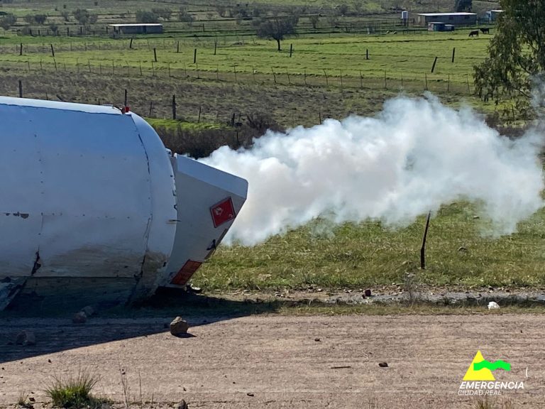 Una grúa de gran tonelaje del complejo petroquímico de Puertollano permite trasvasar el propano del camión cisterna accidentado en Alamillo