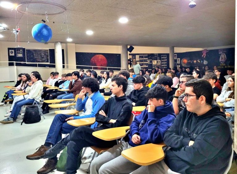 Puertollano: La actividad aeroespacial de Deimos, en una jornada formativa del IES Dámaso Alonso
