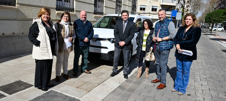 La Diputación de Ciudad Real entrega un vehículo eléctrico a Llanos del Caudillo para reforzar el Programa de Apoyo Nutricional a Mayores en la localidad