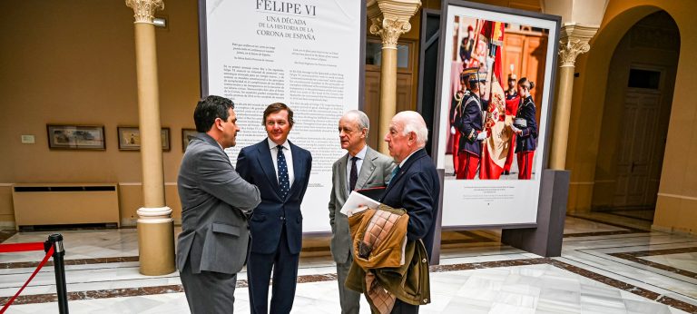 Los promotores de la exposición de los diez años de Reinado de Felipe VI muestran su satisfacción a Valverde por el éxito de la exposición