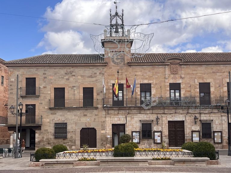 La Plaza Mayor de Almagro se viste de Carnaval con decoración luminosa
