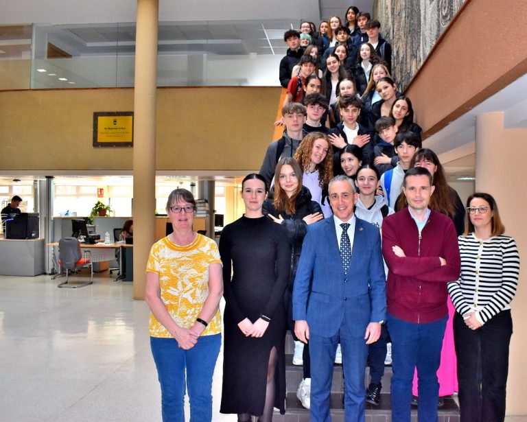 Estudiantes ingleses visitan el Ayuntamiento de Puertollano en una semana de intercambio con el colegio Salesiano
