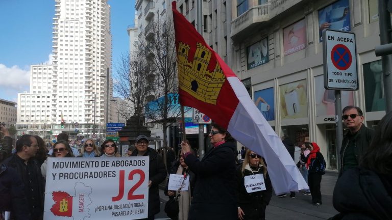 Abogados, procuradores y otros mutualistas reclaman en Madrid pensiones justas ante la “pasividad” del Gobierno y los partidos políticos