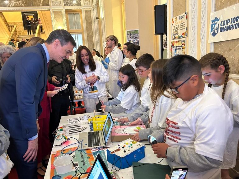 El CEIP Jorge Manrique muestra ante el presidente del Gobierno su trabajo a través de diferentes propuestas científicas