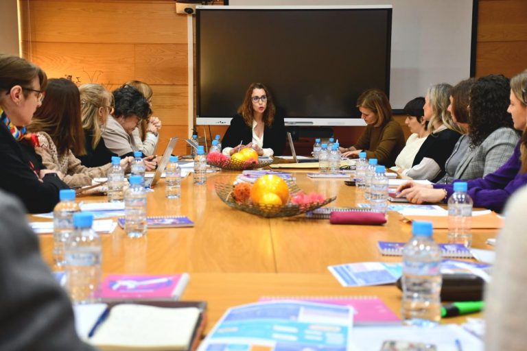 El Gobierno regional activa tres guías para la aplicación de la perspectiva de género en el ámbito educativo, sanitario y en las administraciones públicas