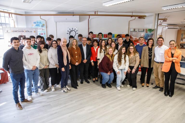 El Gobierno regional impulsa la formación sobre ciberseguridad y alfabetización mediática en las aulas con 140 talleres hasta 2026