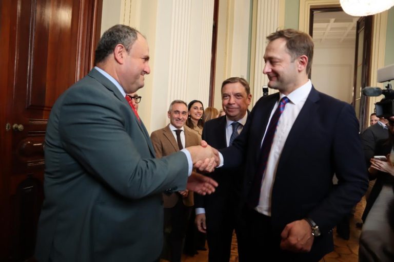 El Gobierno regional presenta al comisario de Agricultura un documento con ocho propuestas clave para el futuro de la agricultura y la ganadería