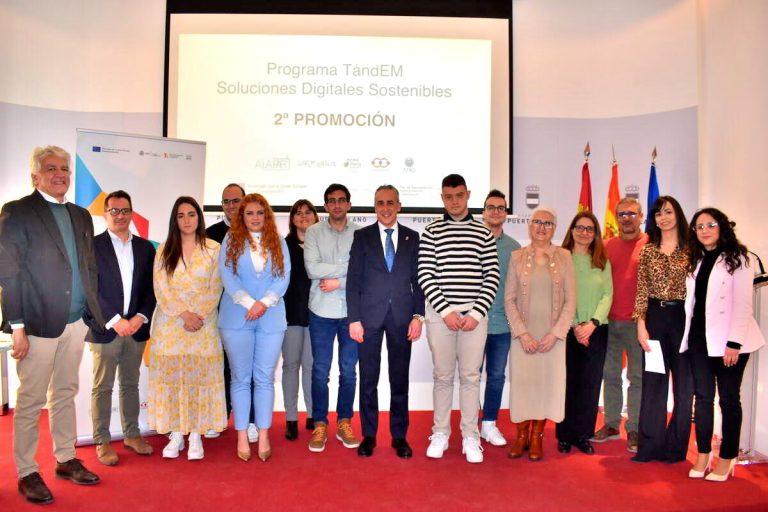 Alumnos de TándEM digitalizan más de 4.000 documentos y planos históricos de Puertollano