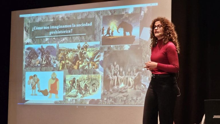 Marina Lozano destaca el papel coprotagonista de la mujer en las sociedades paleolíticas