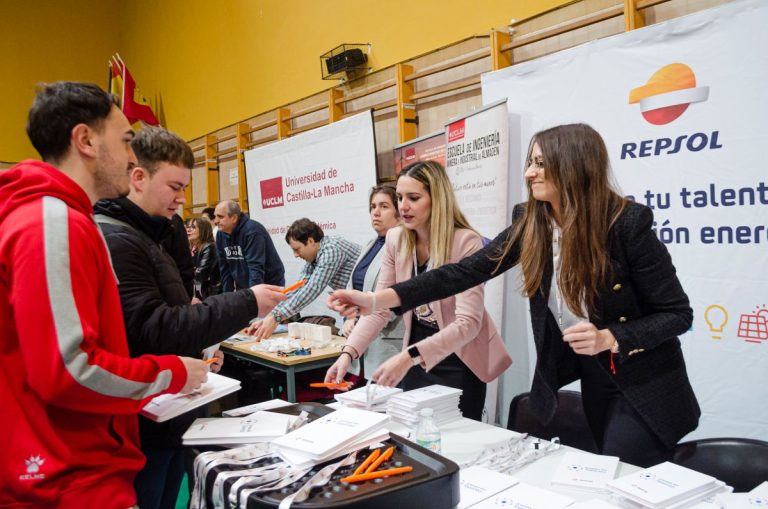 Medio millar de estudiantes conocen la oferta de prácticas y primer empleo de Repsol en la X Feria de Universidades de Salesianos Puertollano