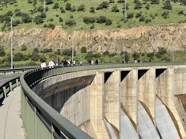 Puertollano cumple el ritual: Moteros y familias acuden al Montoro para admirar el desembalse en un soberbio paisaje