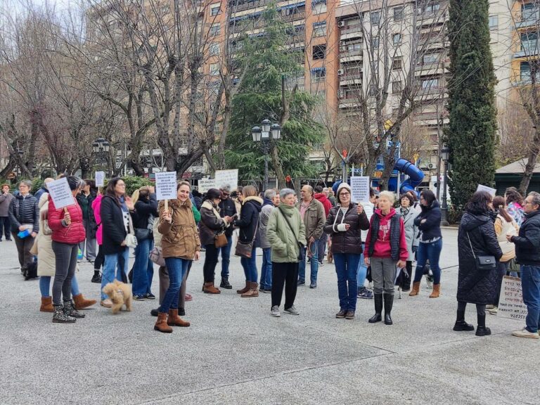 Protectoras y dueños de animales protestan en Puertollano contra el Real Decreto que regula la dispensación de medicamentos veterinarios