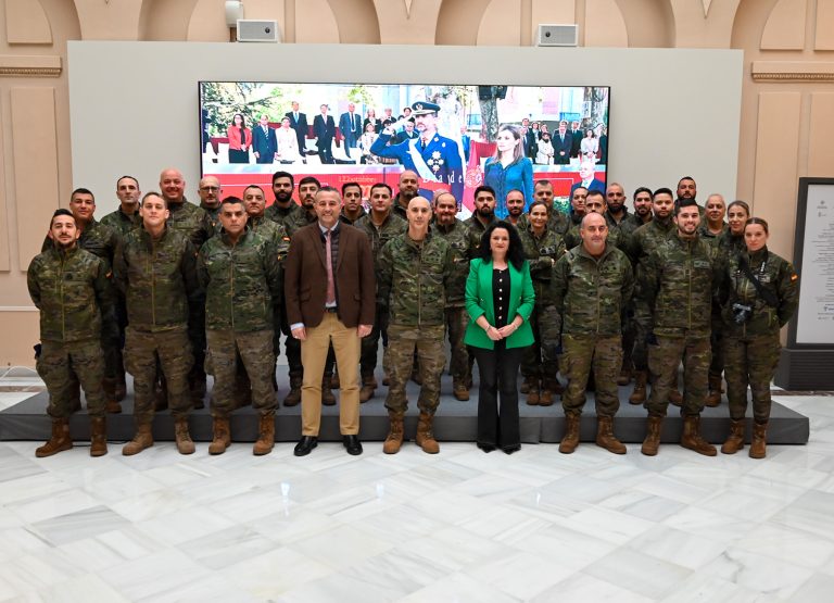 Efectivos del Batallón de Helicópteros de Ataque de Almagro visitan la exposición sobre el reinado de Felipe VI en la Diputación provincial Efectivos del Batallón de Helicópteros de Ataque de Almagro visitan la exposición sobre el reinado de Felipe VI en la Diputación provincial