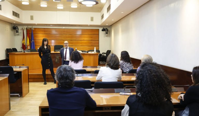 Un taller en las Cortes permite redescubrir a cinco mujeres pioneras de la región Un taller en las Cortes permite redescubrir a cinco mujeres pioneras de la región