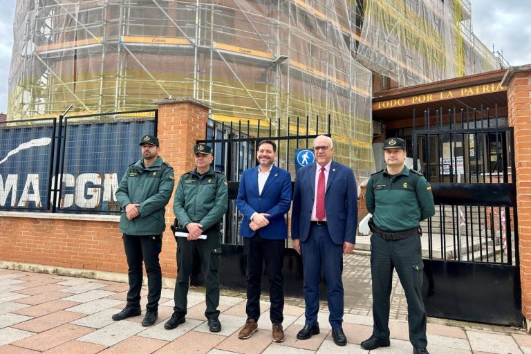 El subdelegado del Gobierno y el alcalde de Manzanares visitan las obras de eficiencia energética del acuartelamiento de la Guardia Civil