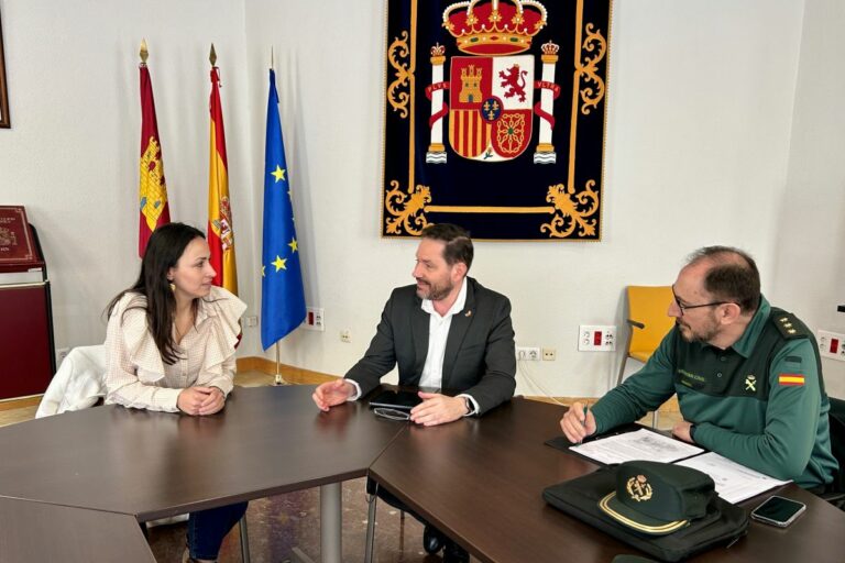 El subdelegado del Gobierno de España mantiene una reunión institucional con la alcaldesa de Villanueva de los Infantes