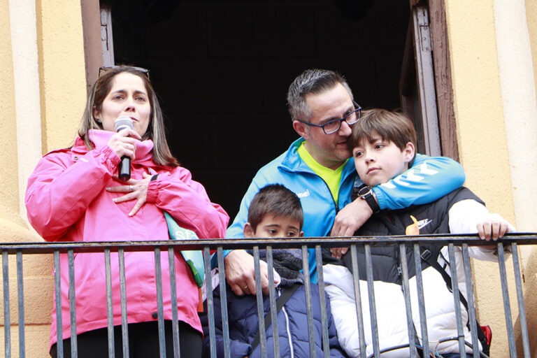 Almodóvar del Campo: 600 “hilitos de luz” abrazaron a Álvaro, Nico y Manu para alumbrar las donaciones de médula